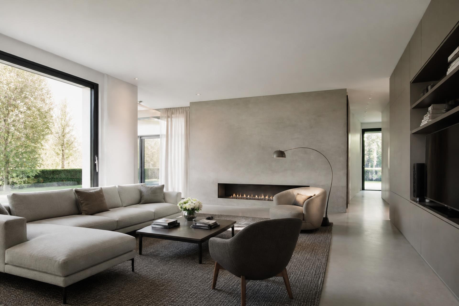 Séjour contemporain fraîchement peint, murs blancs et gris aux finitions lisses
